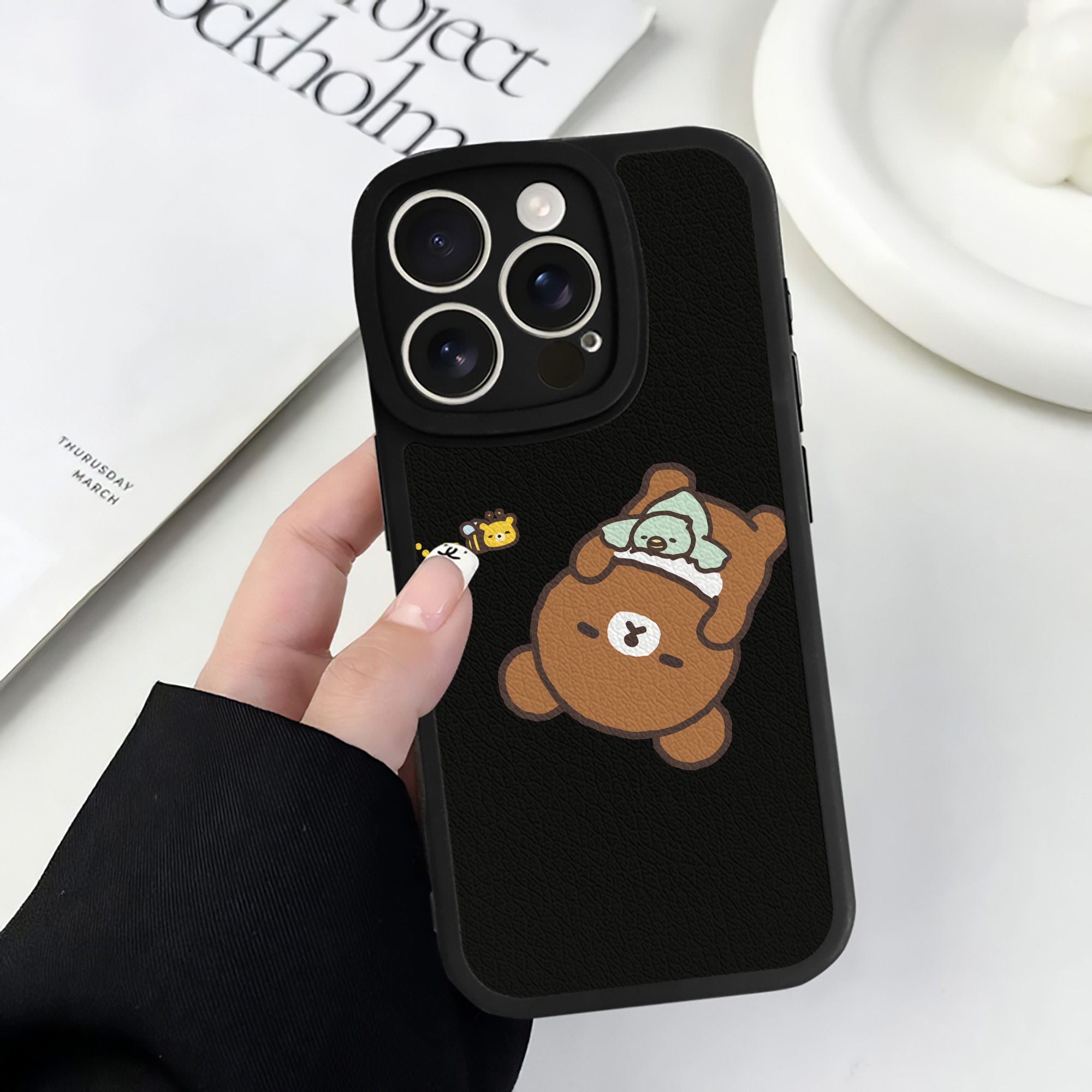 （画像用） リラックマ リラックマ キイロイトリ Rilakkuma Korilakkuma Kiiroitori 【iPhone 16シリーズ対応】シリコンスマホケース（レザー調） 材質：シリコン